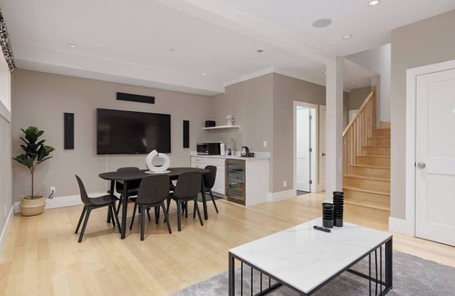 Lower Lonsdale Apartment | Cozy 3 BDRM Spacious Suite near Lonsdale Quay