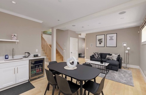 Lower Lonsdale Apartment | Cozy 3 BDRM Spacious Suite near Lonsdale Quay