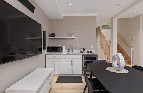 Lower Lonsdale Apartment | Cozy 3 BDRM Spacious Suite near Lonsdale Quay