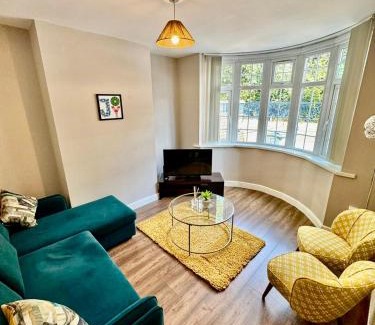 Oldbury House | Cozy 3-bed house ideal for families and contractors with Netflix 7 miles for Birmingham City Centre