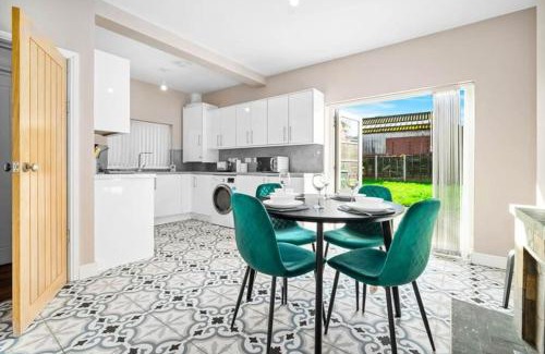 Oldbury House | Cozy 3-bed house ideal for families and contractors with Netflix 7 miles for Birmingham City Centre