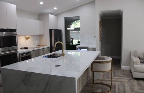 Tamarac House | Cozy 3 bedroom 1.5 bathroom modern kitchen and a private pool