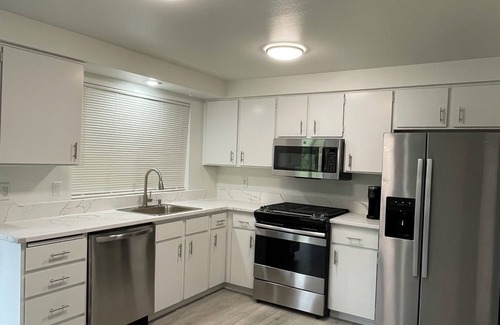 Covington House | Cozy 3-bedroom 2.5 bath house in Kent, recently renovated + All new furniture