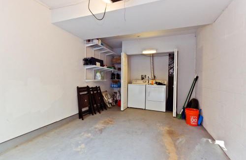 Nauck House | Cozy 3 bedroom and 2 bath Townhouse