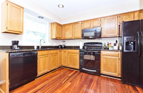 Nauck House | Cozy 3 bedroom and 2 bath Townhouse