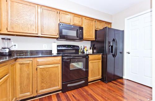 Nauck House | Cozy 3 bedroom and 2 bath Townhouse
