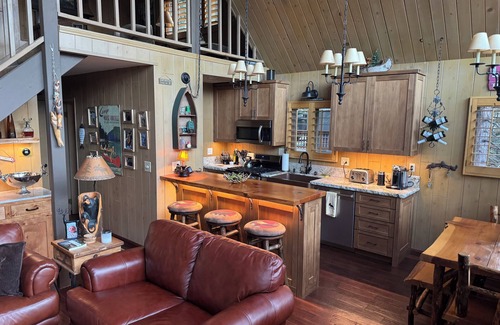 Lake Arrowhead Cabin | Cozy 3-bedroom cabin in enjoyable Lake Arrowhead with WiFi, AC
