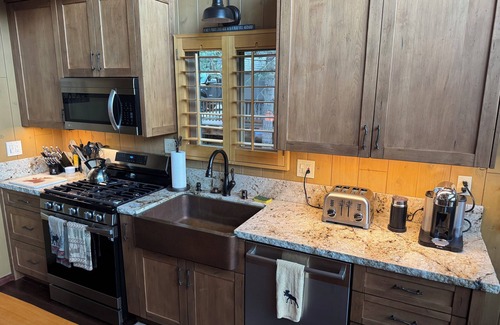 Lake Arrowhead Cabin | Cozy 3-bedroom cabin in enjoyable Lake Arrowhead with WiFi, AC