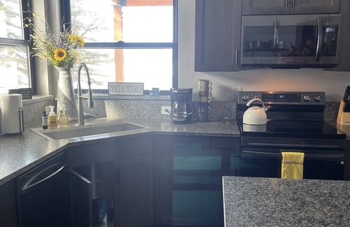 Donnelly Cabin | Cozy 3-bedroom cabin in tranquil Donnelly with WiFi, AC
