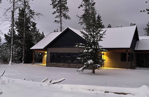 Donnelly Cabin | Cozy 3-bedroom cabin in tranquil Donnelly with WiFi, AC