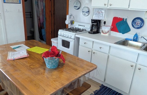 Ludington Cottage | Cozy 3-bedroom Cottage, Vacation Lane, on Beautiful Hamlin Lake!