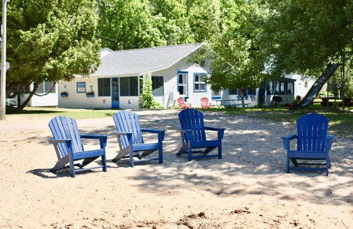 Ludington Cottage | Cozy 3-bedroom Cottage, Vacation Lane, on Beautiful Hamlin Lake!