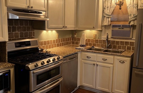 Lake Charles Cottage | Cozy 3 bedroom Downtown Cottage