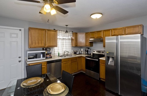 Springfield House | Cozy 3-bedroom Duplex1 with WiFi, AC in peaceful Springfield