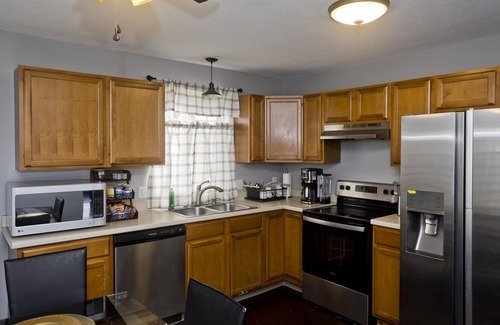 Springfield House | Cozy 3-bedroom Duplex1 with WiFi, AC in peaceful Springfield