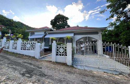Port Antonio House | Cozy 3-bedroom house with AC and WiFi in Fairy Hill