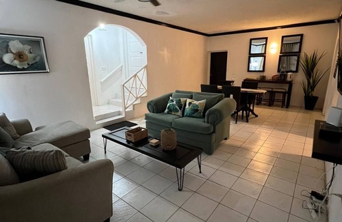 Port Antonio House | Cozy 3-bedroom house with AC and WiFi in Fairy Hill