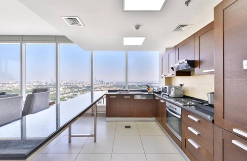 Sheikh Zayed Road Apartment | Cozy 3 Bedroom w/Infinity Pool Near DWTC