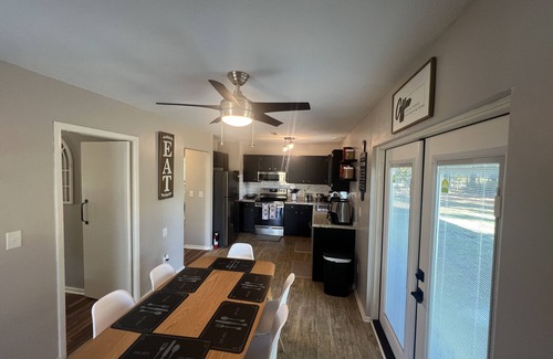 Burton House | Cozy 3 bedrooms /close to marines bases /pet friendly /big yard /