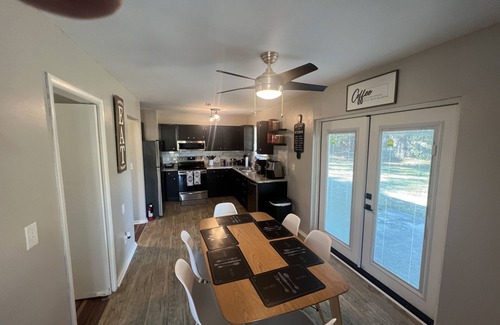 Burton House | Cozy 3 bedrooms /close to marines bases /pet friendly /big yard /