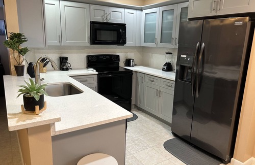 Pembroke Pines House | Cozy 3 BR 2.5 BA Home in Pines with Free parking W/D Luxury Tub and New Kitchen