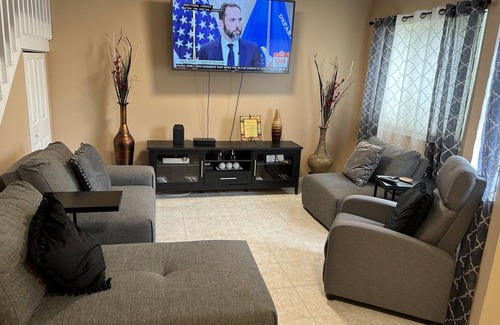 Pembroke Pines House | Cozy 3 BR 2.5 BA Home in Pines with Free parking W/D Luxury Tub and New Kitchen