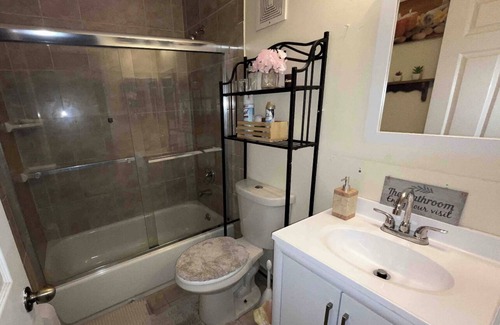 Pembroke Pines House | Cozy 3 BR 2.5 BA Home in Pines with Free parking W/D Luxury Tub and New Kitchen