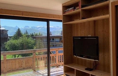 Jeux Apartment | Cozy 3-Room Apartment for 6 with Balcony in Alpe d'Huez, Near Lifts and Shops