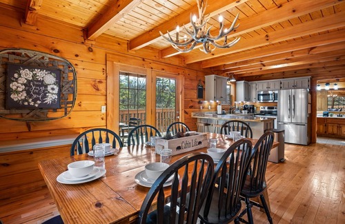Pigeon Forge Cabin | Cozy 3BR Cabin 0.5mi to Strip/Ripkin, Hot Tub