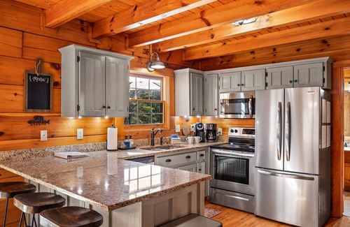Pigeon Forge Cabin | Cozy 3BR Cabin 0.5mi to Strip/Ripkin, Hot Tub