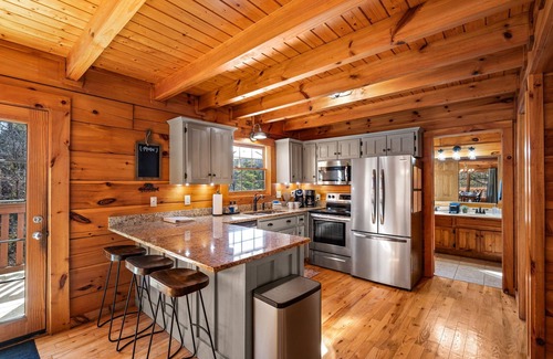 Pigeon Forge Cabin | Cozy 3BR Cabin 0.5mi to Strip/Ripkin, Hot Tub
