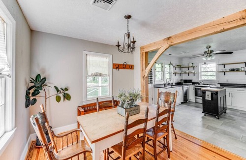 Bedford House | Cozy 3BR Cottage | Amazing View, Firepit, Big Yard
