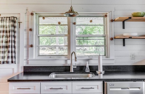 Bedford House | Cozy 3BR Cottage | Amazing View, Firepit, Big Yard