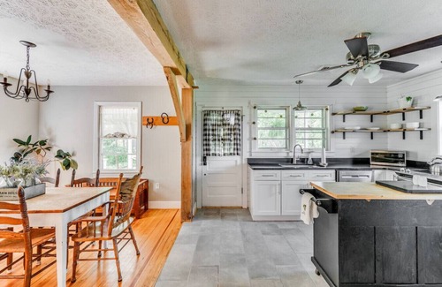 Bedford House | Cozy 3BR Cottage | Amazing View, Firepit, Big Yard