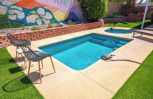 Green Valley House | Cozy 3BR Home with spa & pool - 9 Mi to LV Strip!