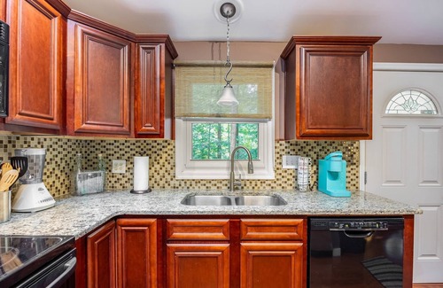Livingston House | Cozy 3Br Lake Retreat with Backyard & Fire Pit