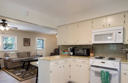 Lyndhurst Cabin | Cozy 3BR Mtn Cabin~newly updated w/woodstove