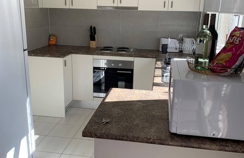 Liverpool House | Cozy 3BR Townhouse in Liverpool CBD with AC & dedicated underground parking spot