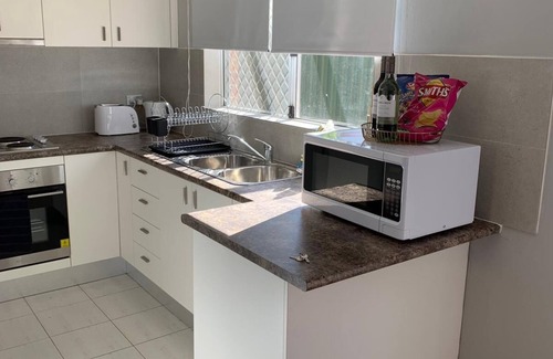 Liverpool House | Cozy 3BR Townhouse in Liverpool CBD with AC & dedicated underground parking spot