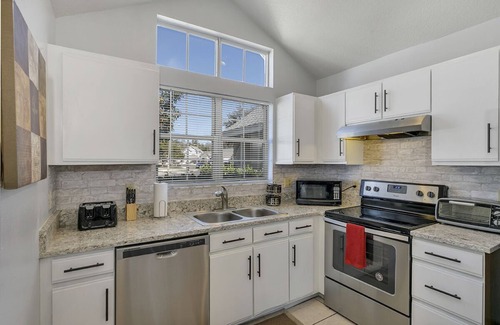 Oviedo House | Cozy 4/2, on ⭐ Beautiful Lake, 🧡 Hot Tub, 😎 Chill Patio & 🎮 Game/Bunk Room!