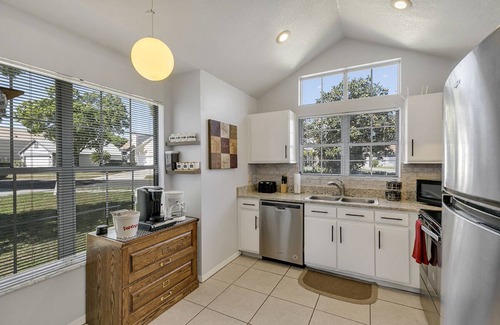 Oviedo House | Cozy 4/2, on ⭐ Beautiful Lake, 🧡 Hot Tub, 😎 Chill Patio & 🎮 Game/Bunk Room!