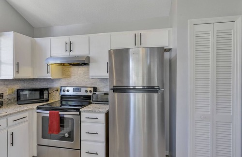 Oviedo House | Cozy 4/2, on ⭐ Beautiful Lake, 🧡 Hot Tub, 😎 Chill Patio & 🎮 Game/Bunk Room!