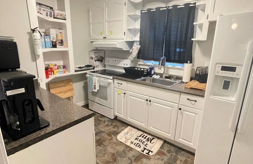 Highland Springs House | Cozy 4 bed 2 bath house located less than 4 minutes from the Richmond Airport.
