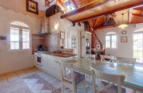 Cove Murtar Apartment | Cozy 4-bedroom Apartment for 8, Pet-friendly with Two Parking Spaces