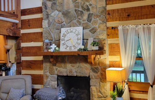 Broad Run Cabin | Cozy 4 Bedroom Cabin in Broad Run