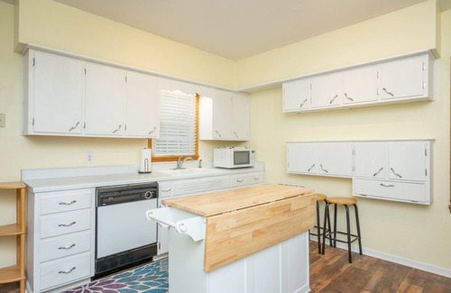 Waveland Park House | Cozy 4 bedroom home. Just 2 miles from Drake University. Easy access to I235.