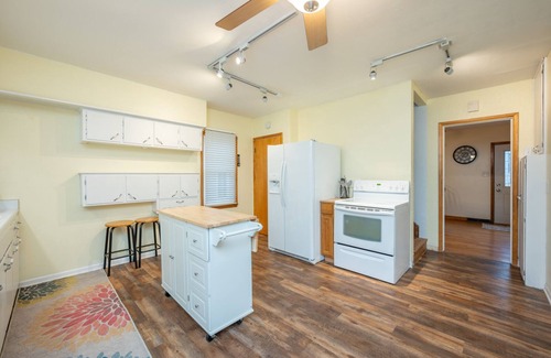Waveland Park House | Cozy 4 bedroom home. Just 2 miles from Drake University. Easy access to I235.