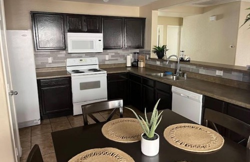 Tuscano House | Cozy 4 bedroom home!