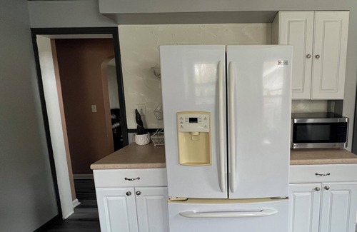 Flint House | Cozy 4-bedroom house 5 minutes from Flint airport