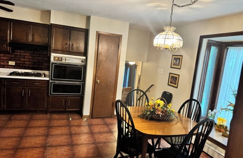 Matteson House | Cozy 4-bedroom house in wonderful Matteson with AC, WiFi